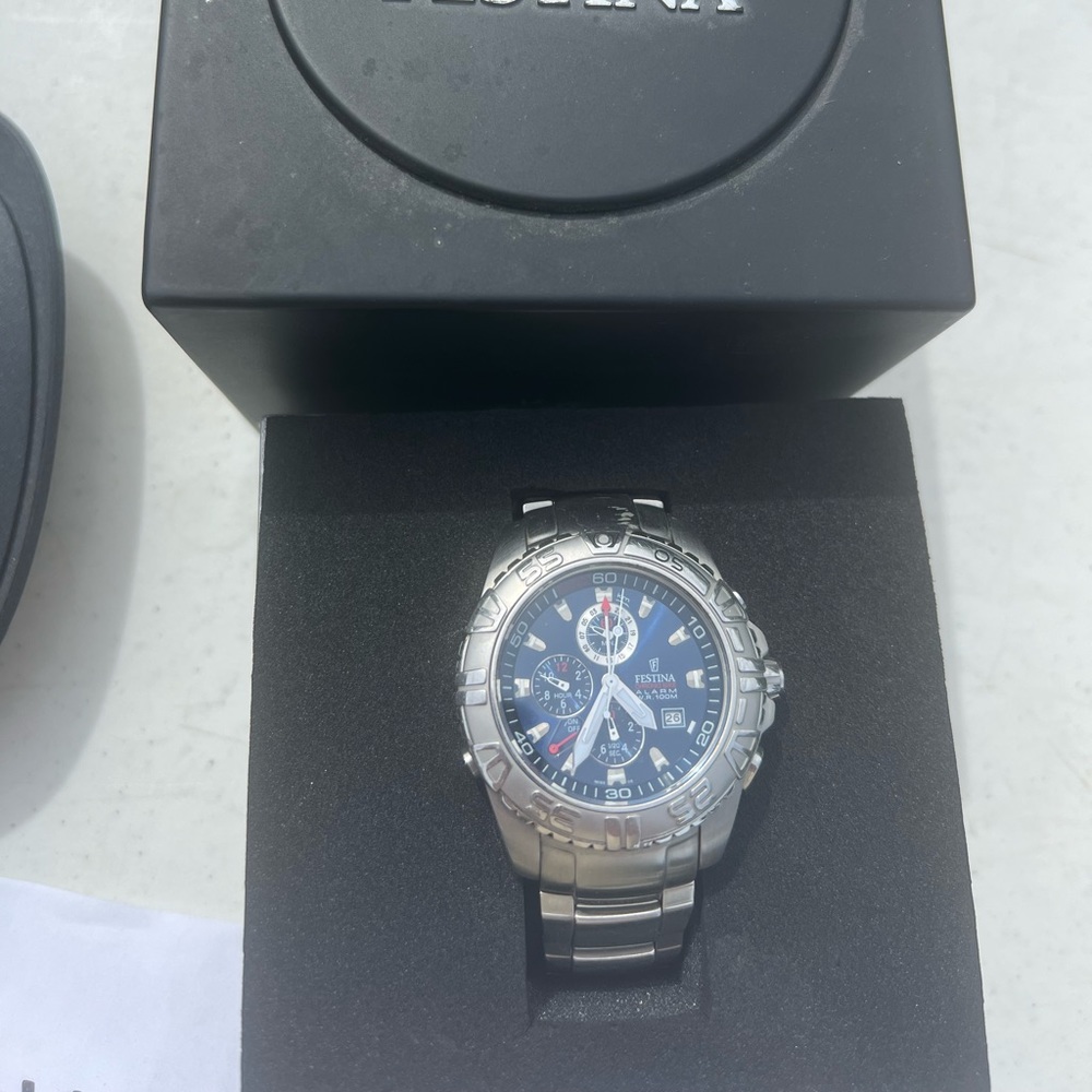 I’m selling this watch needs a new pin in the band and a new battery.